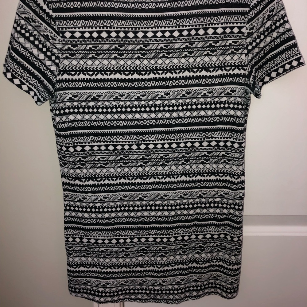 Aztec print v-neck - Picture 3 of 3
